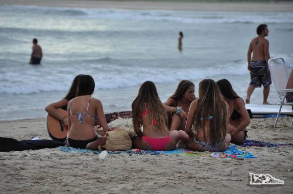 Jovens se reunem no fim de tarde na praia de Cabo Polonio, no litoral do Uruguai